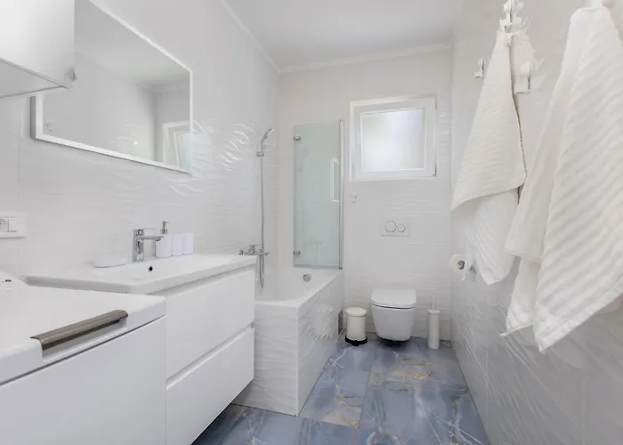 Pet Friendly In With Kitchen