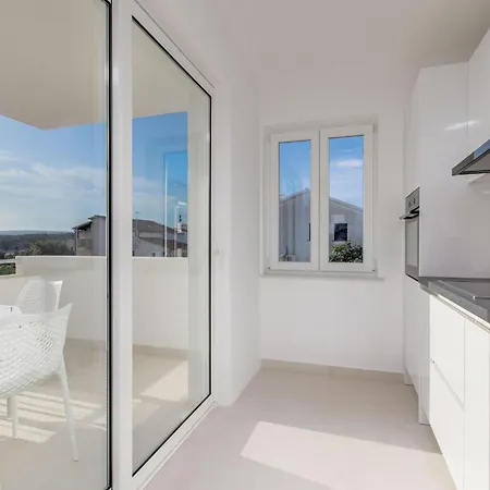 Pet Friendly In With Kitchen *