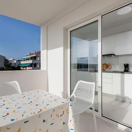 Pet Friendly In With Kitchen *