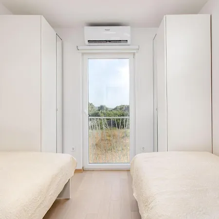 Pet Friendly In With Kitchen *