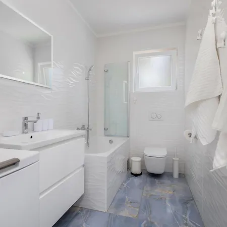 Pet Friendly In With Kitchen