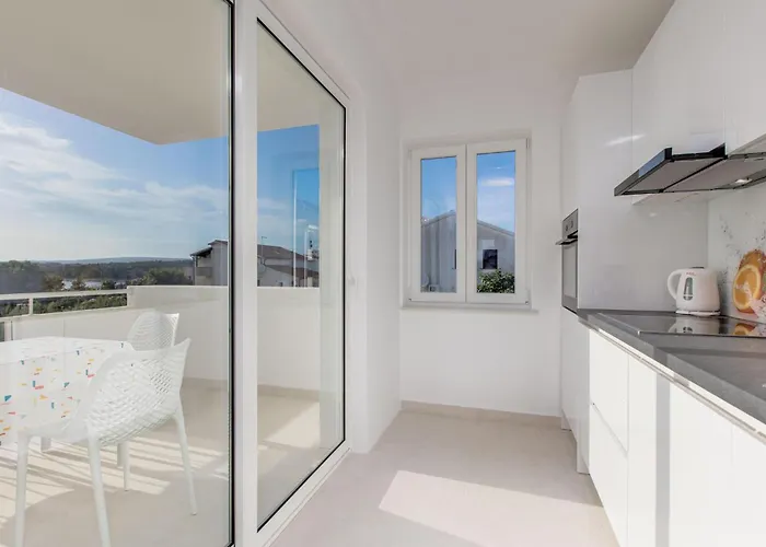 Pet Friendly In With Kitchen *