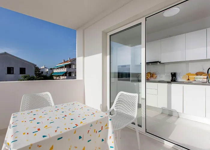 Pet Friendly In With Kitchen *