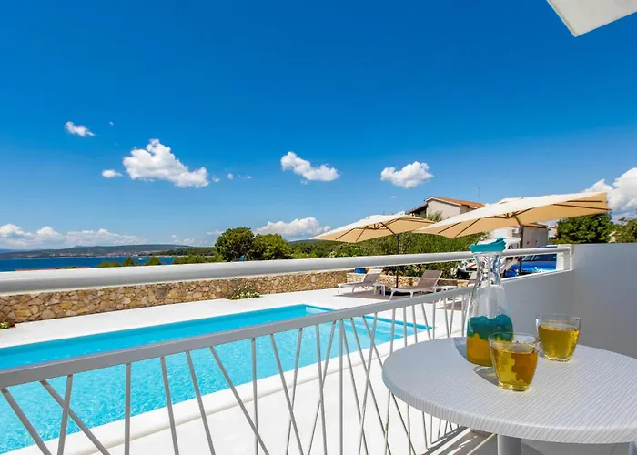 Pet Friendly In With Kitchen *