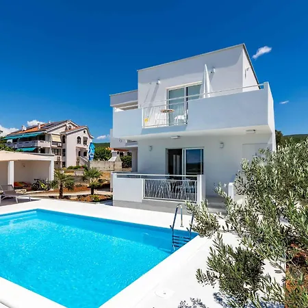 Holiday home Awesome In